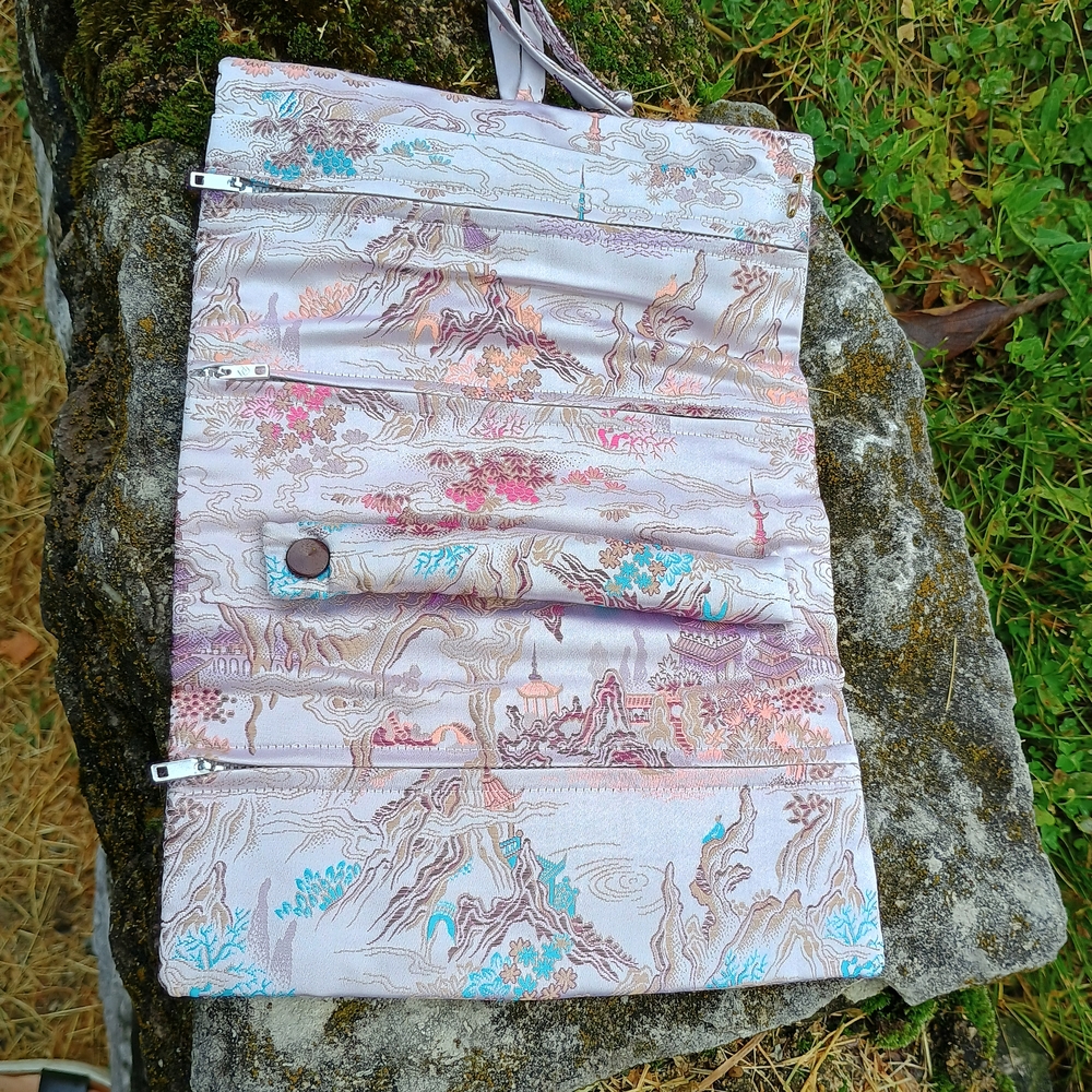 GoRGEoUS Asian inspired satin jewelry or makeup bag w pockets, jewelry bag